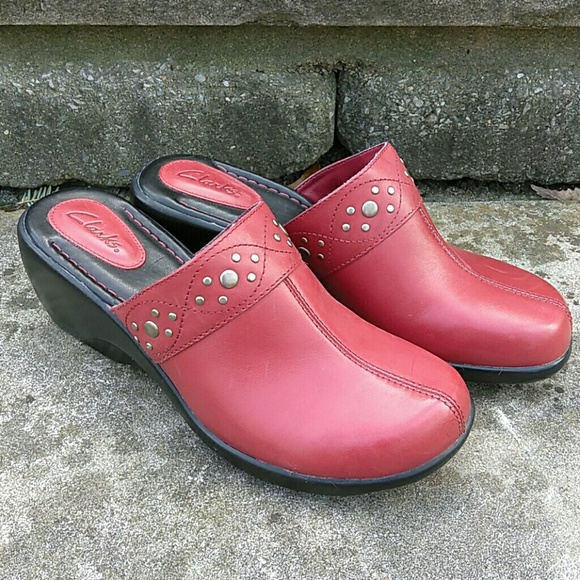 clarks red clogs